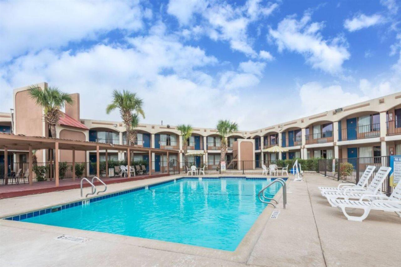 Days Inn By Wyndham San Antonio Splashtown/Att Center Zewnętrze zdjęcie