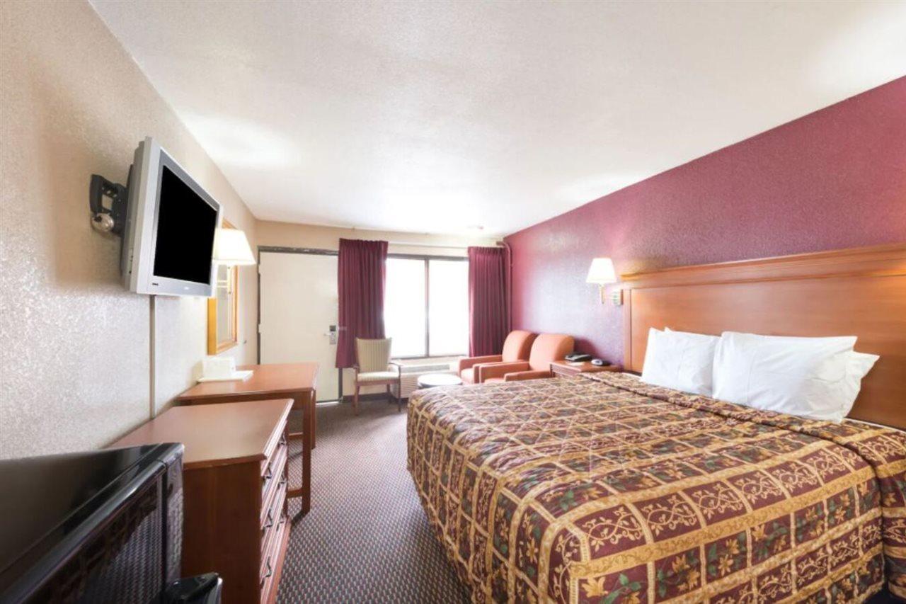 Days Inn By Wyndham San Antonio Splashtown/Att Center Zewnętrze zdjęcie