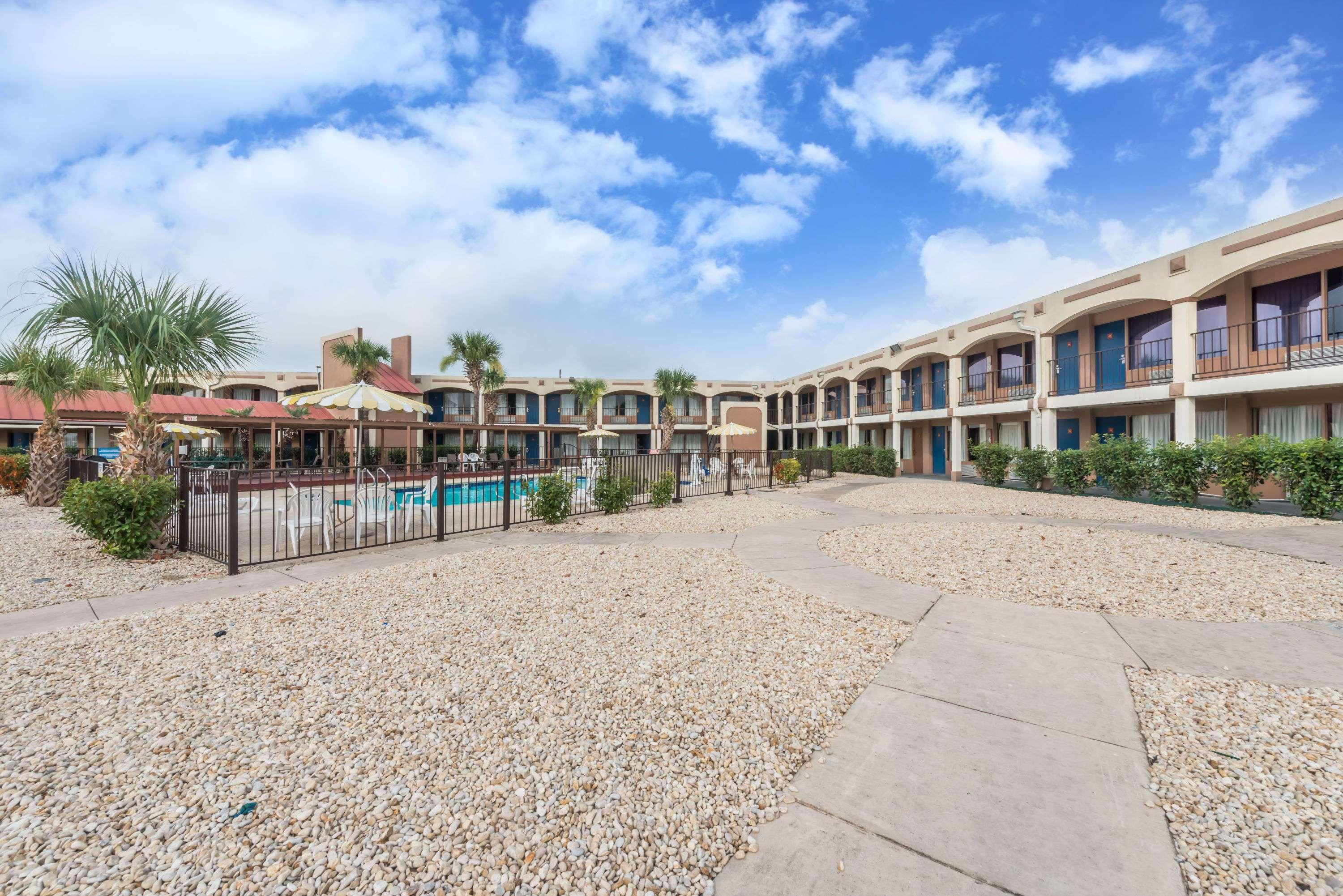 Days Inn By Wyndham San Antonio Splashtown/Att Center Zewnętrze zdjęcie